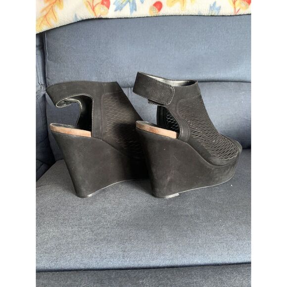 Vince Camuto VC Lavette Black Nubuck Perforated Peep Toe Block Heel Size 7 - Picture 11 of 12